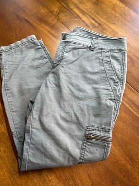 Athleta Gray/Green cargo pants. 2 front pockets. 2 side pockets. 2 back pockets